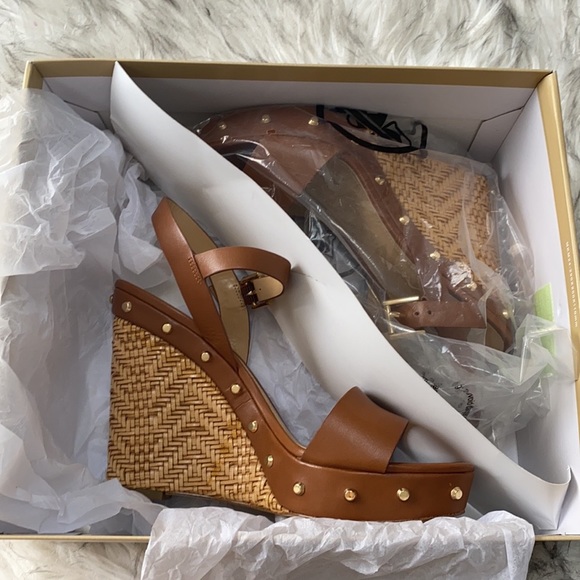 🎉Host Pick! NEW IN BOX! MICHAEL Michael Kors Ellen Wedge - Size 7.5. - Picture 3 of 13